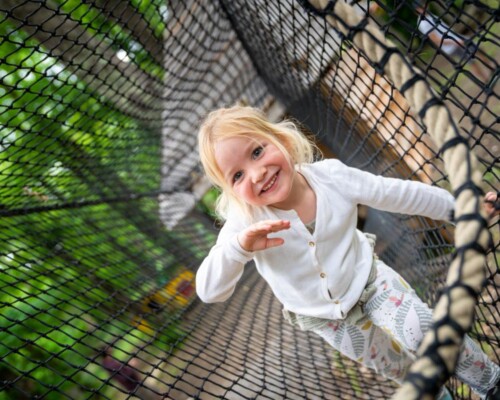 Kinderhutten en speeltuin in de Ardèche